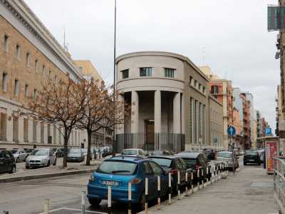 Imbocchiamo via Carducci e nel punto in cui la strada cambia nome in largo Fraccacreta, eccoci davanti a un imponente edificio a forma di triangolo isoscele con il vertice arrotondato. E� la �Casa del Mutilato� , altra struttura da cui si diramano due diverse vie: la gi� citata via Carducci e via Alfredo Oriani
